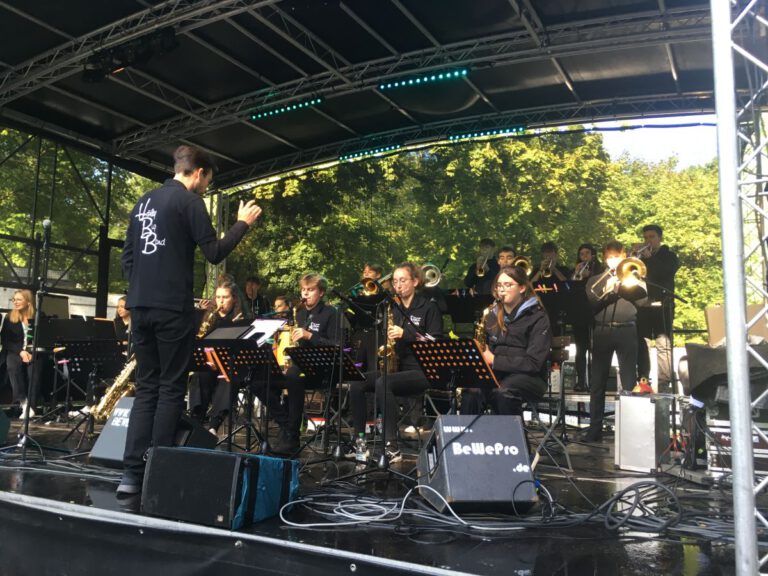 Mehr über den Artikel erfahren Hölty Bigband auf großer Open-Air Bühne im Biergarten des Stadtpalais