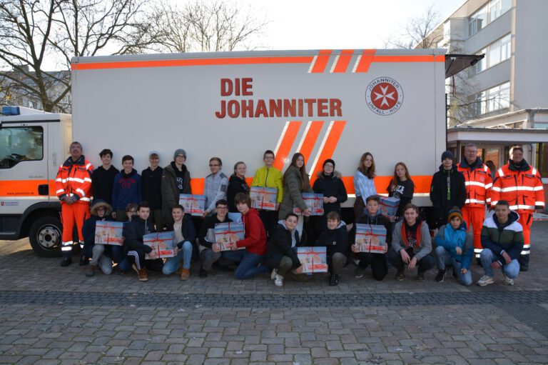 Mehr über den Artikel erfahren Johanniter Weihnachtstrucker machen Halt am Hölty