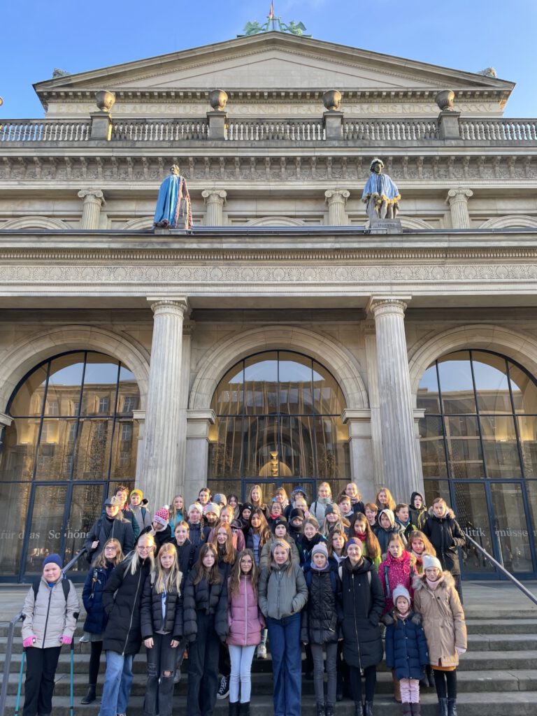Mehr über den Artikel erfahren Höltyaner zu Besuch in der Staatsoper Hannover