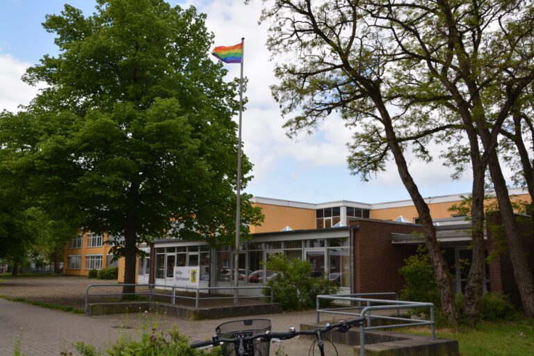 Mehr über den Artikel erfahren Hölty hisst Regenbogenbanner anlässlich des „Internationalen Tages gegen Homo-, Bi-, Inter- und Transphobie“