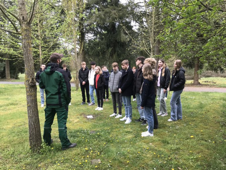 Mehr über den Artikel erfahren Besuch des Waldfriedhofs hinterlässt starke Eindrücke