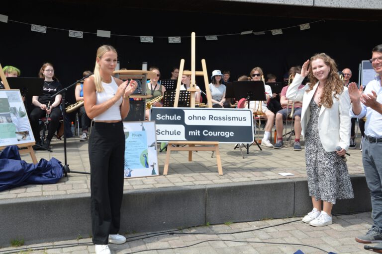 Mehr über den Artikel erfahren Hölty-Gymnasium ist offiziell „Schule ohne Rassismus – Schule mit Courage“ mit Merle Frohms als Patin