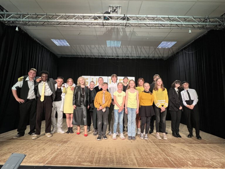 Mehr über den Artikel erfahren Vereinte Hölty-Theater-AG aus Hambühren und Celle zeigt Dürrenmatts „Der Besuch der alten Dame“