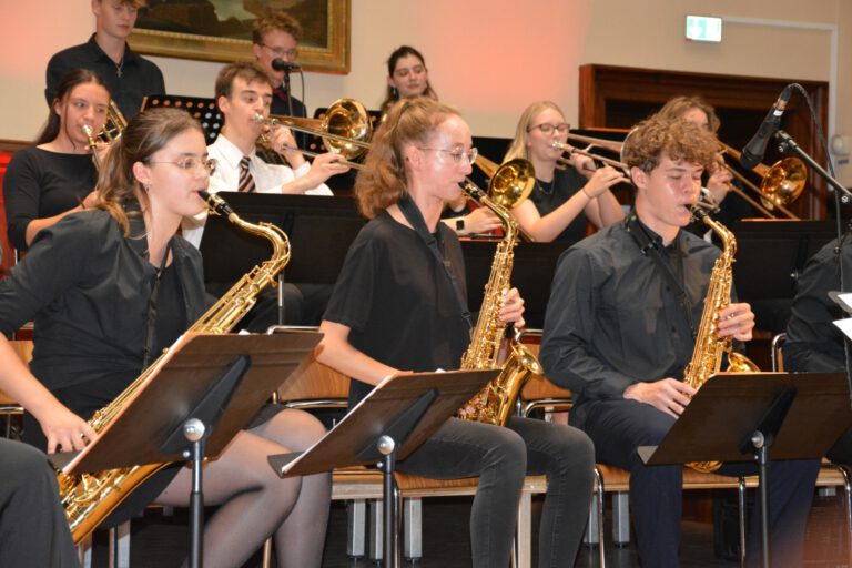 Mehr über den Artikel erfahren Von Neuauflagen, Abschieden und Gastauftritten: Das Doppelkonzert der Hölty-Bigband und der TonBand aus Hannover (mit umfangreicher Galerie)
