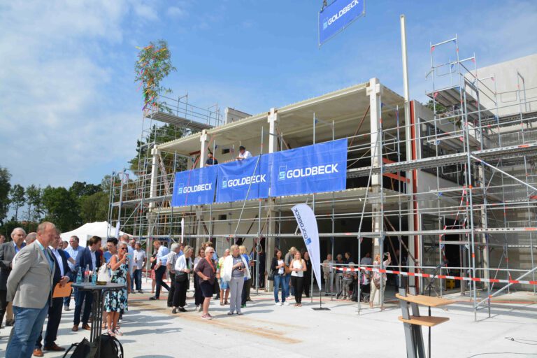 Mehr über den Artikel erfahren Richtfest und Grundsteinlegung des neuen Hölty-Schulgebäudes in Hambühren