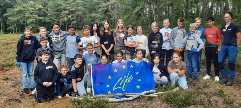 Mehr über den Artikel erfahren Hölty-Klassen helfen den Landesforsten bei der Pflege der Heide im Hambührener Forst