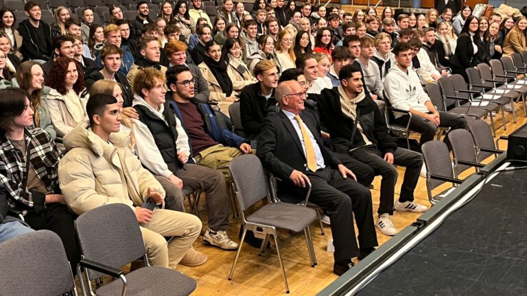 Mehr über den Artikel erfahren Besuch des Hölty-Gymnasiums beim Vortrag von Wolfgang Ischinger: <br>Sicherheit und Wohlstand in Deutschland gefährdet – wie weiter?