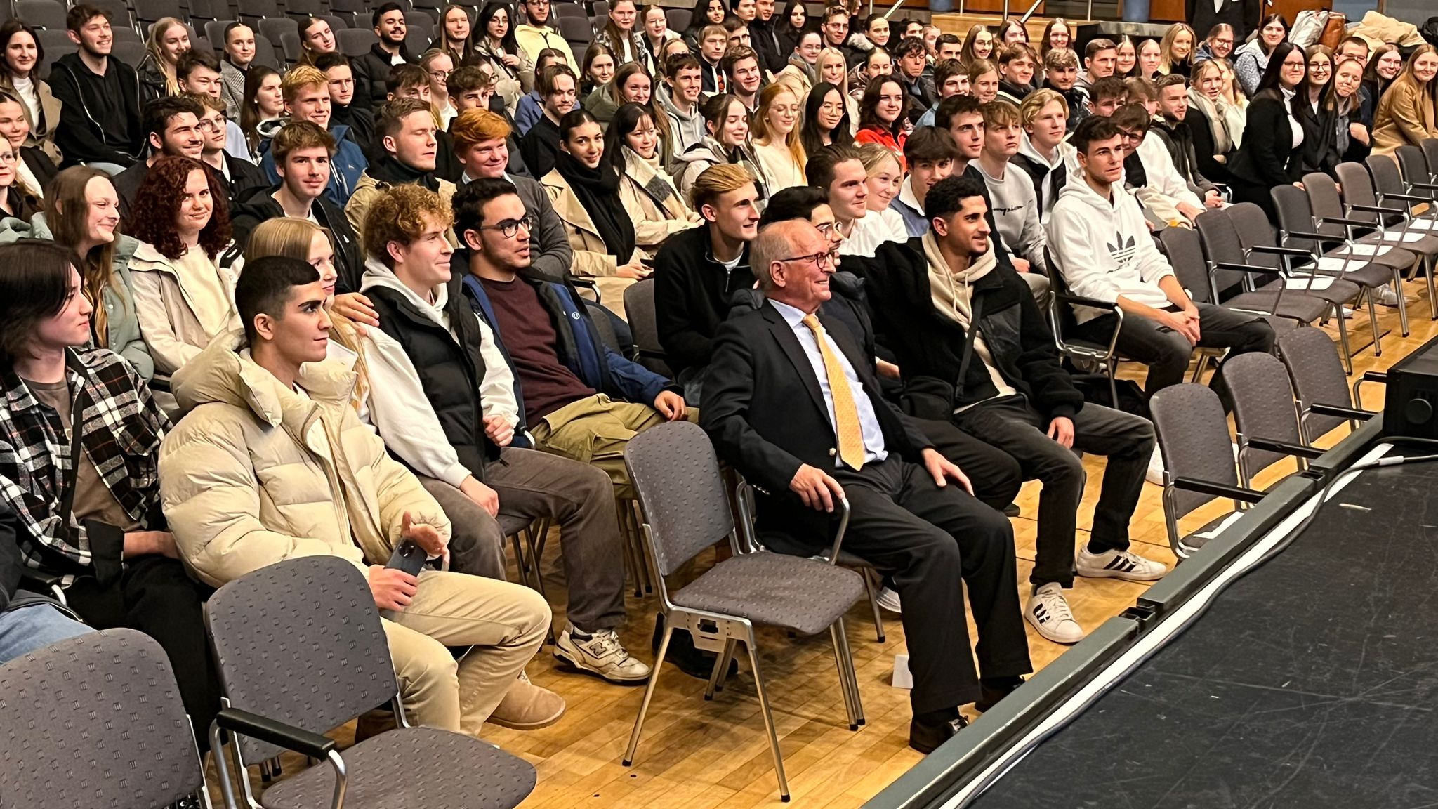 Du betrachtest gerade Besuch des Hölty-Gymnasiums beim Vortrag von Wolfgang Ischinger: <br>Sicherheit und Wohlstand in Deutschland gefährdet – wie weiter?