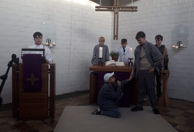 Mehr über den Artikel erfahren Religionskurse des 8. Jahrgangs gestalten Gottesdienst zum Buß- und Bettag