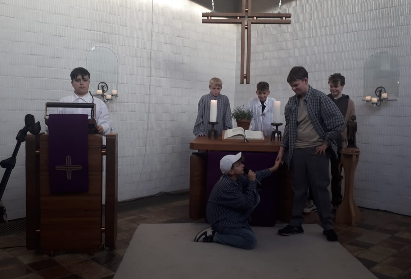 Du betrachtest gerade Religionskurse des 8. Jahrgangs gestalten Gottesdienst zum Buß- und Bettag