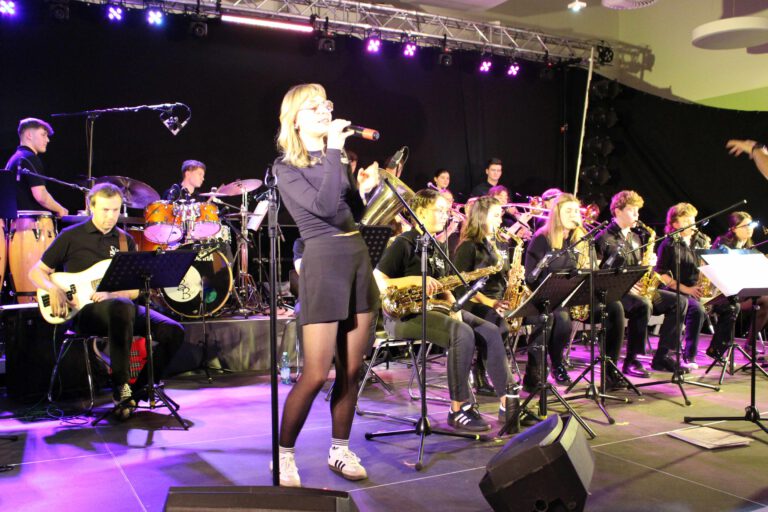 Mehr über den Artikel erfahren Hölty Bigband und YoungStars zeigen ihr Können