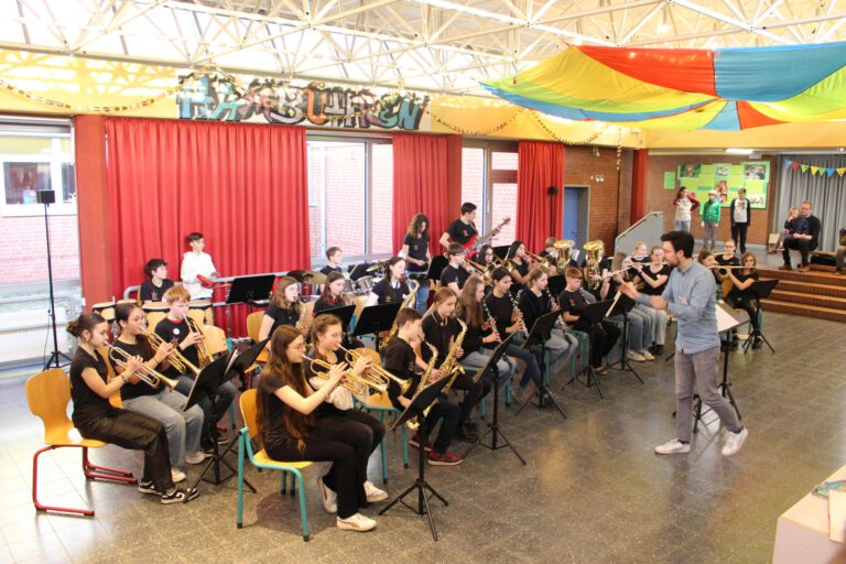 Mehr über den Artikel erfahren Großer Andrang beim Tag der offenen Tür am Hölty-Gymnasium