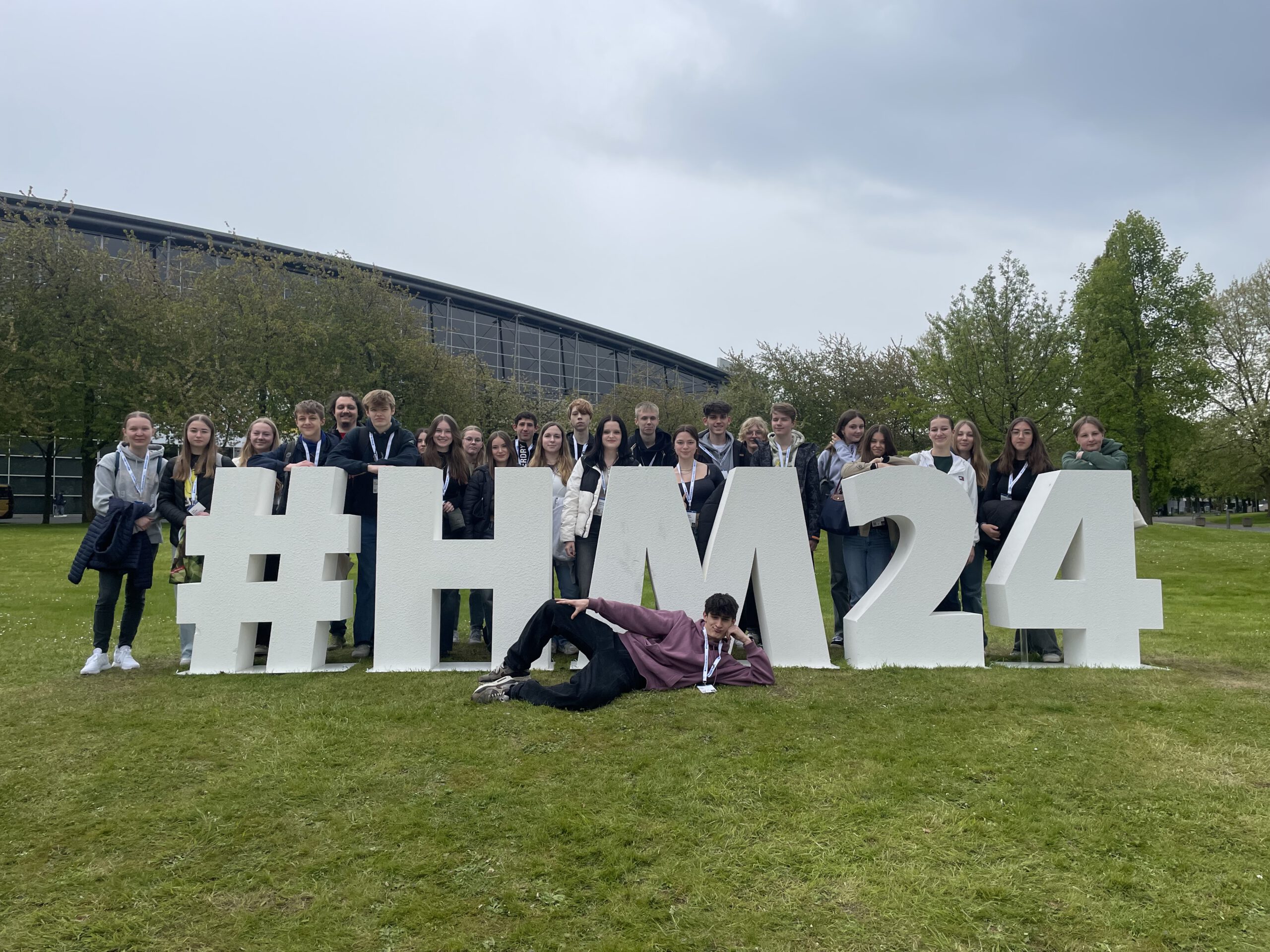 Du betrachtest gerade Schülerinnen und Schüler des Hölty-Gymnasiums Celle erkunden die Hannover Messe