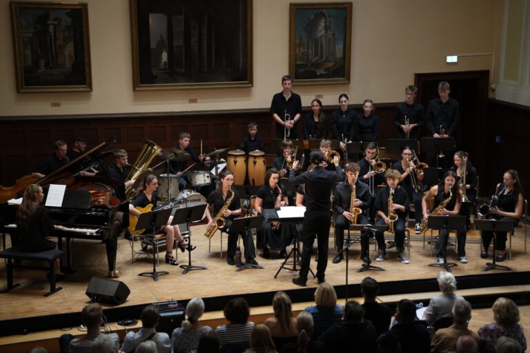 Mehr über den Artikel erfahren Jazz im Doppelpack – Gemeinsames Konzert der Hölty-Bigband und Celler Jugendbigband Tonspur