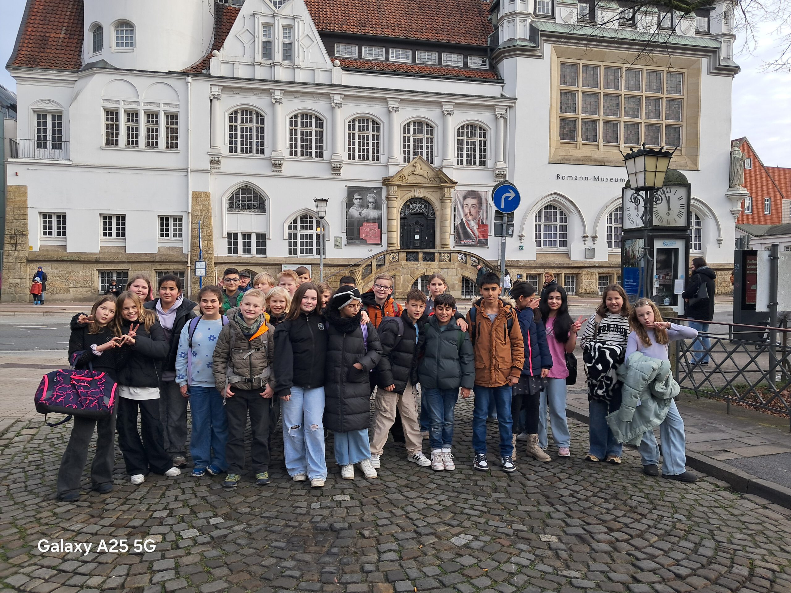 Du betrachtest gerade Höltyanerinnen und Höltyaner versuchen sich als Archäologen – <br>Die Klassen 5b und 5c zu Besuch im Bomann-Museum Celle
