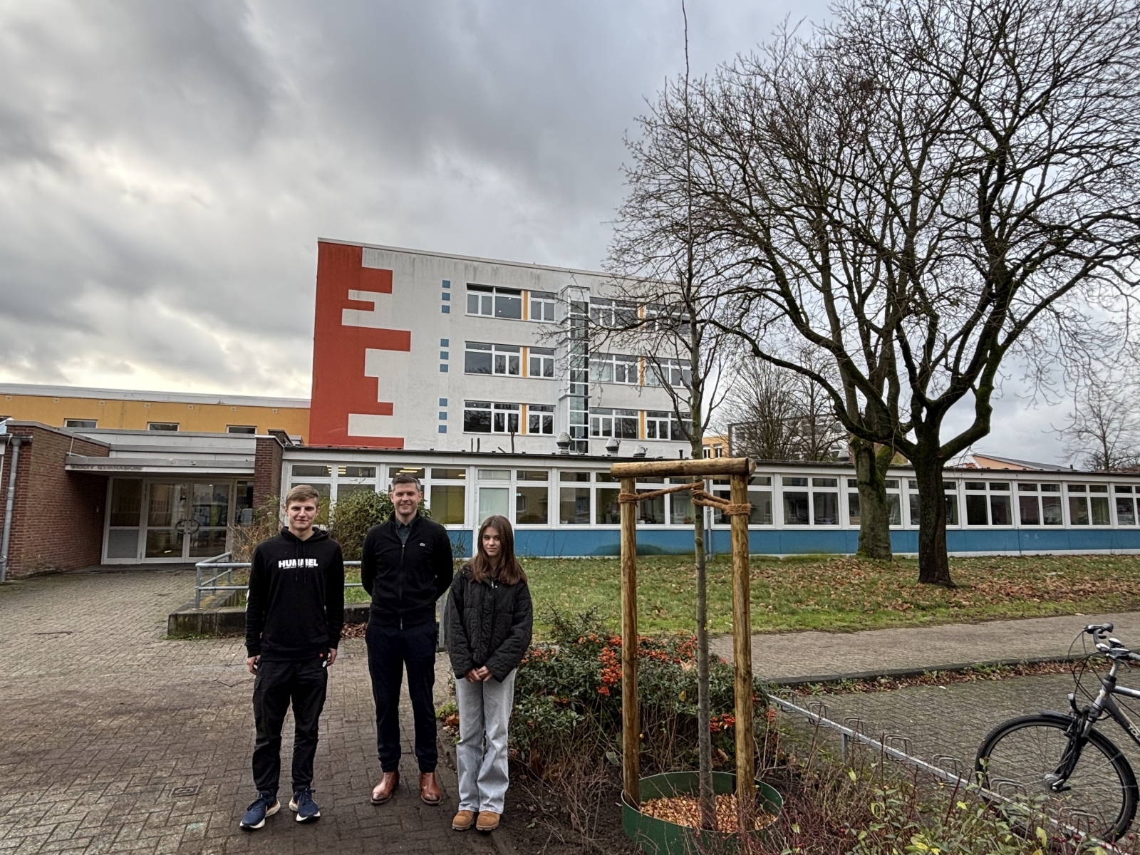 Du betrachtest gerade Unter den Linden – Ein Abschiedsgeschenk des Hölty-Gymnasiums an die Heese