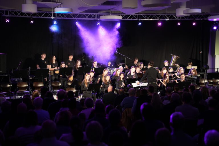 Mehr über den Artikel erfahren „Vom Geben und Nehmen“ für die Musik – Die Bigband und die YoungStars des Hölty-Gymnasiums spielen bei ihrem traditionellen Jazzkonzert groß auf