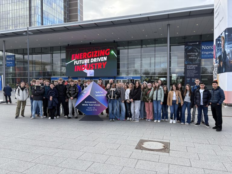 Mehr über den Artikel erfahren Hightech, Hollywood, Hölty – die 10a und 10b auf der Hannover Messe