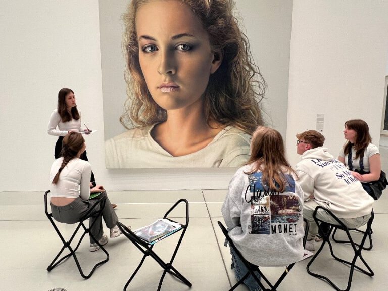 Mehr über den Artikel erfahren Kunstkurs Klasse 12 – Abiturthema „Menschen in Beziehung“