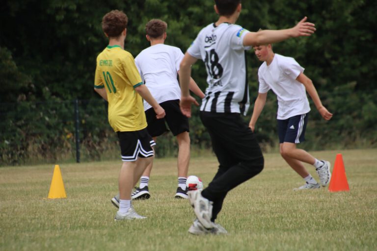 Mehr über den Artikel erfahren Zum sportlichen Abschied aus Celle: Die Jahrgänge 10 bis 12 messen sich beim schulinternen Fußballturnier