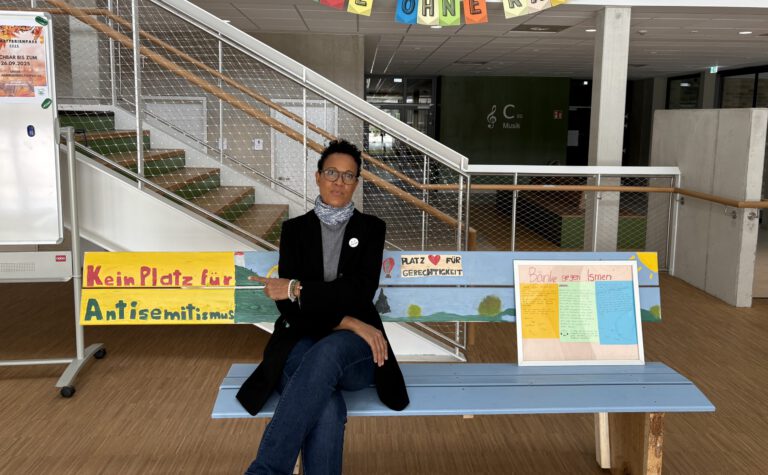 Mehr über den Artikel erfahren „Ich suche die Arier“ – Mo Asumang zu Gast am Hölty-Gymnasium