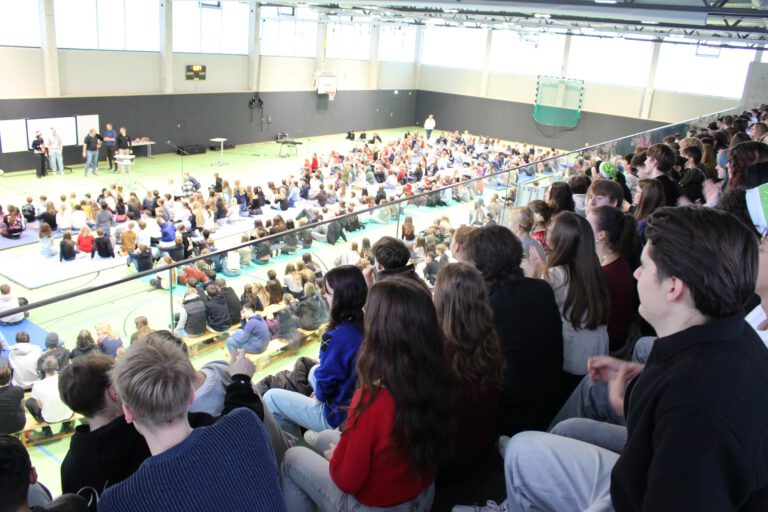 Mehr über den Artikel erfahren Gemeinsamer Jahresausklang bei der Schülervollversammlung