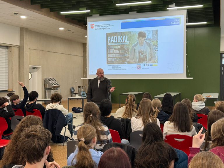 Mehr über den Artikel erfahren Verfassungsschutztag am Hölty-Gymnasium – Gemeinsam für Demokratie und klare Grenzen