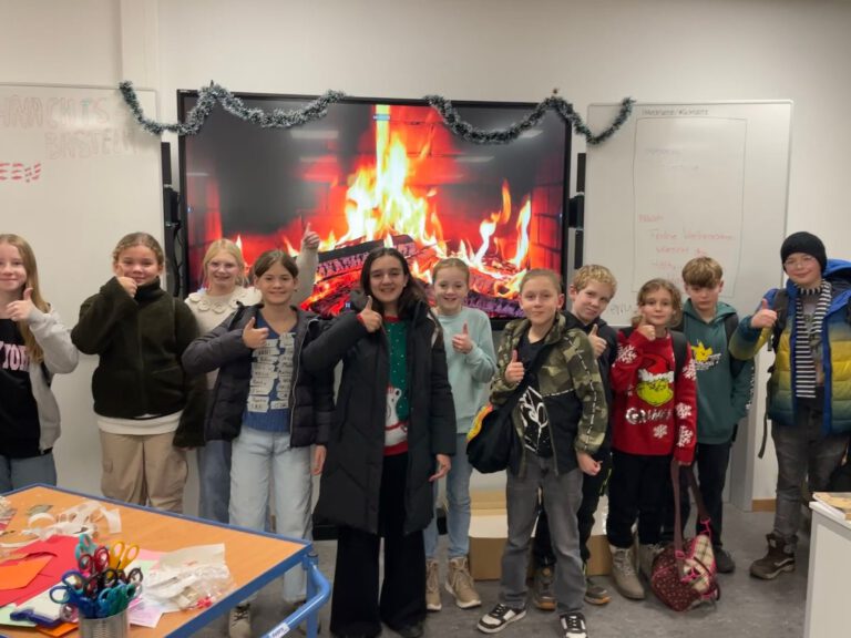 Mehr über den Artikel erfahren Weihnachtliches Basteln für den guten Zweck – Ein Nachmittag, der lange in Erinnerung bleibt