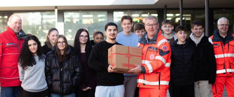 Mehr über den Artikel erfahren Pakete für die Johanniter „Weihnachtstrucker“