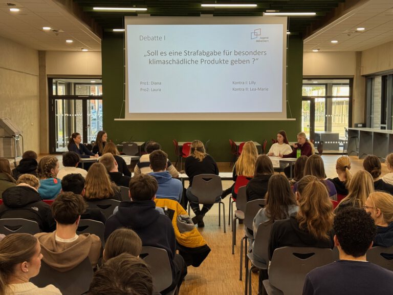 Mehr über den Artikel erfahren Anna Schmalenstroer gewinnt bei „Jugend debattiert“