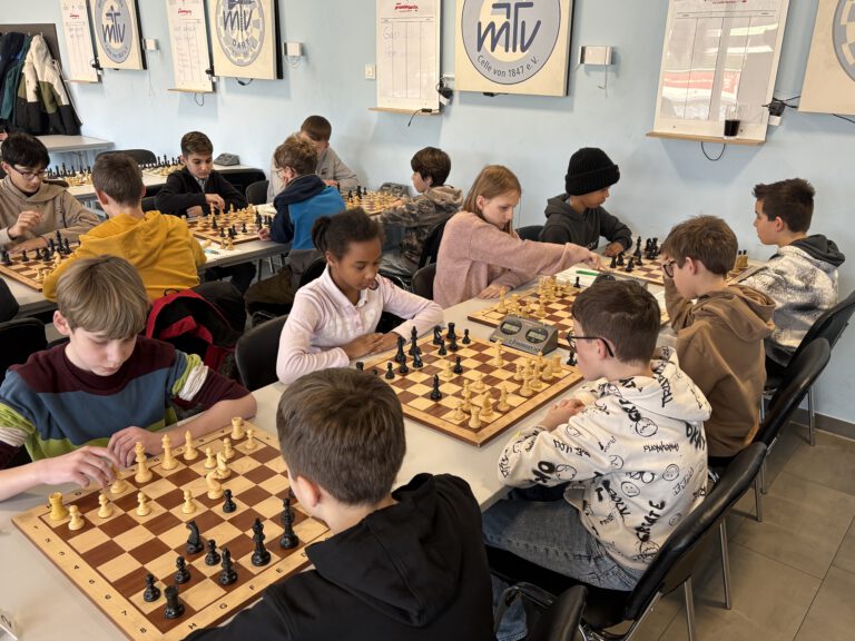 Mehr über den Artikel erfahren Solider Auftritt des Hölty-Gymnasiums beim Qualifikationsturnier im Schulschach