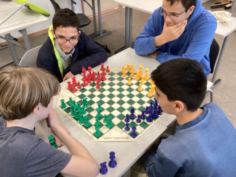 Mehr über den Artikel erfahren Neue Ausstattung für die Schach-AG dank großzügiger Sparkassen-Spende