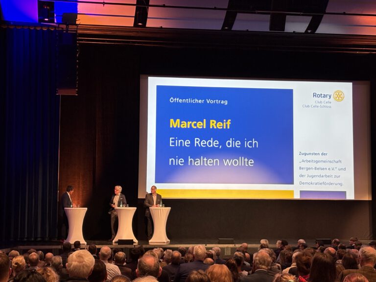 Mehr über den Artikel erfahren Sej a Mensch“ – Jahrgänge 12 und 13 besuchen Vortrag von Marcel Reif