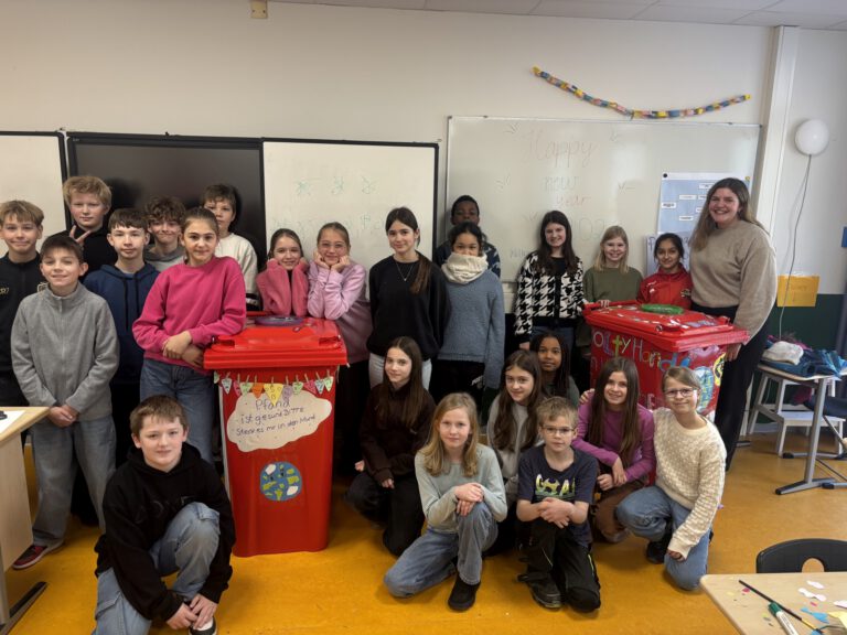 Mehr über den Artikel erfahren 5b und 5e gestalten neue Pfandtonnen am Hölty