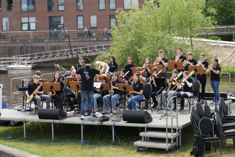 Mehr über den Artikel erfahren Musik am Wasser – Bigband spielt auf dem Celler Hafenfest
