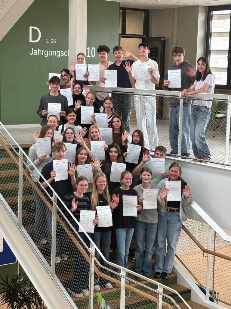 Mehr über den Artikel erfahren Félicitations! Französischlerner erhalten DELF-Diplom