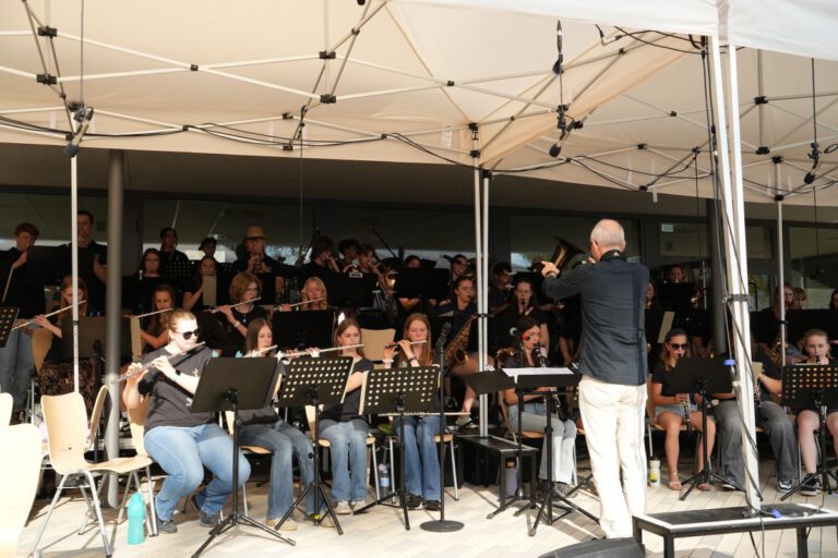Mehr über den Artikel erfahren Vom ersten Ton bis zur Bigband: Sommerkonzert zeigt die musikalische Entwicklung am Hölty
