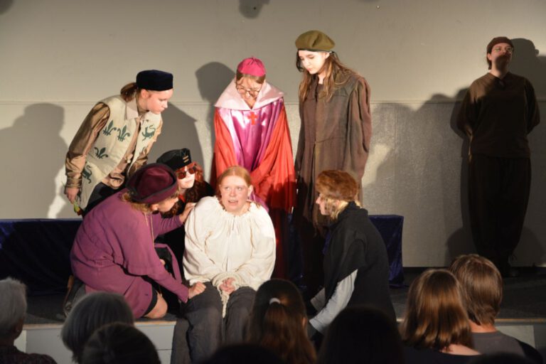 Mehr über den Artikel erfahren Premiere der Theater-AG Aufwärts des Höltys an neuer Wirkungsstätte in Hambühren