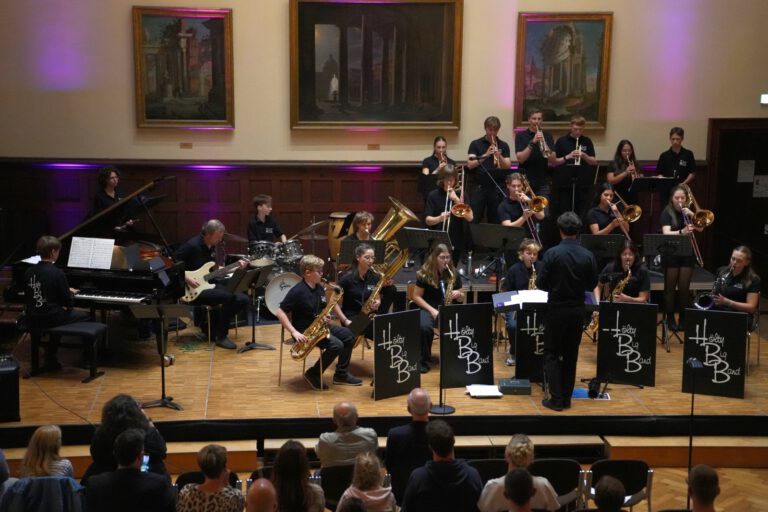 Mehr über den Artikel erfahren „Time to say Goodbye“ – Fünf Abiturientinnen und Abiturienten verabschieden sich beim großen Bigband-Konzert