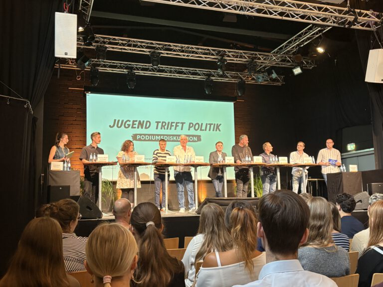 Mehr über den Artikel erfahren Teilnahme des 12. Jahrgangs bei „Jugend trifft Politik“