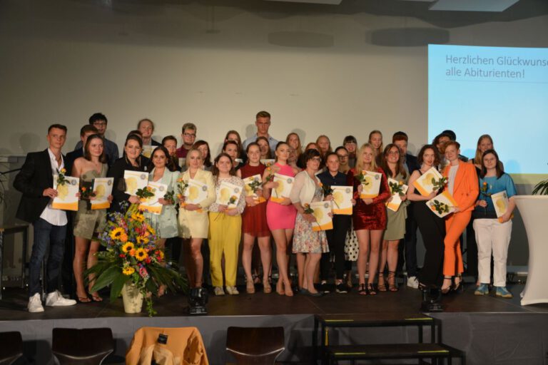Mehr über den Artikel erfahren Hölty-Gymnasium verabschiedet 70 Abiturientinnen und Abiturienten