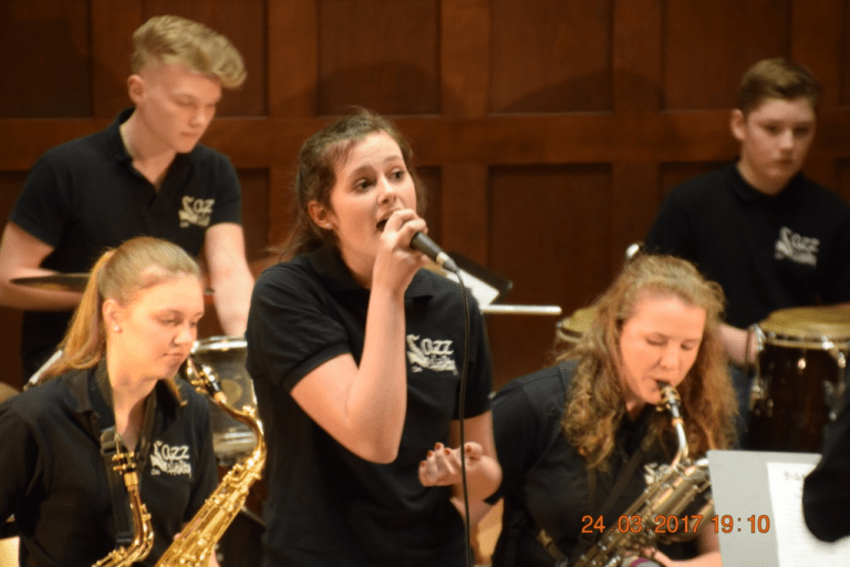 Mehr über den Artikel erfahren Bigband verabschiedete Samantha Swinford
