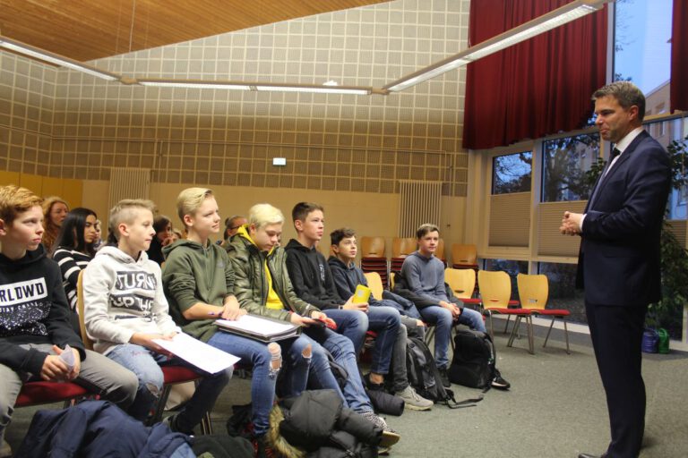 Mehr über den Artikel erfahren Besuch des Oberbürgermeisters Dr. Jörg Nigge am Hölty-Gymnasium