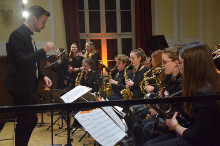 Mehr über den Artikel erfahren Schule ist mehr als nur Unterricht“ – Das Hölty-Bigband-Konzert im Beckmann-Saal (mit Video)