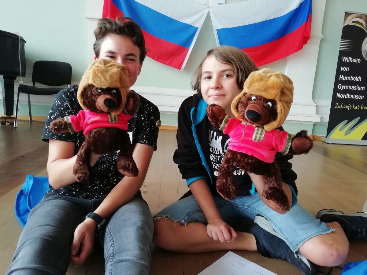 Du betrachtest gerade „Spielend Russisch lernen“: Schülerteams aus vier Bundesländern würfeln um den Einzug ins Finale + Interview mit den Vertreterinnen des Höltys
