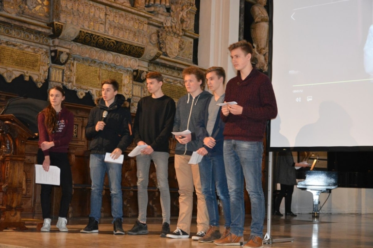 Mehr über den Artikel erfahren Kein Vor und kein Zurück mehr? – Buß- und Bettagsgottesdienst des Hölty-Gymnasiums in der Celler Stadtkirche