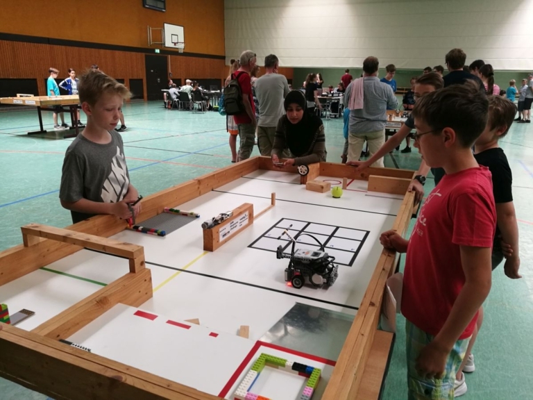 Mehr über den Artikel erfahren Hölty-Teams auch bei 10. Celle Mindstorms Challenge an der Spitze