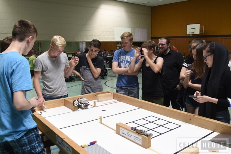 Mehr über den Artikel erfahren Schüler im Programmierwettbewerb bei der Celle Mindstorms Challenge (CelleHeute am 29.05.2018)