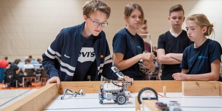 Mehr über den Artikel erfahren Roboter übernehmen die Hölty-Sporthalle (Cellesche Zeitung am 16.06.2019)