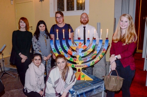 Mehr über den Artikel erfahren Chag Chanukka Sameach – <br>Hölty-Schülerinnen und -Schüler nehmen an jüdischem  Lichterfest teil